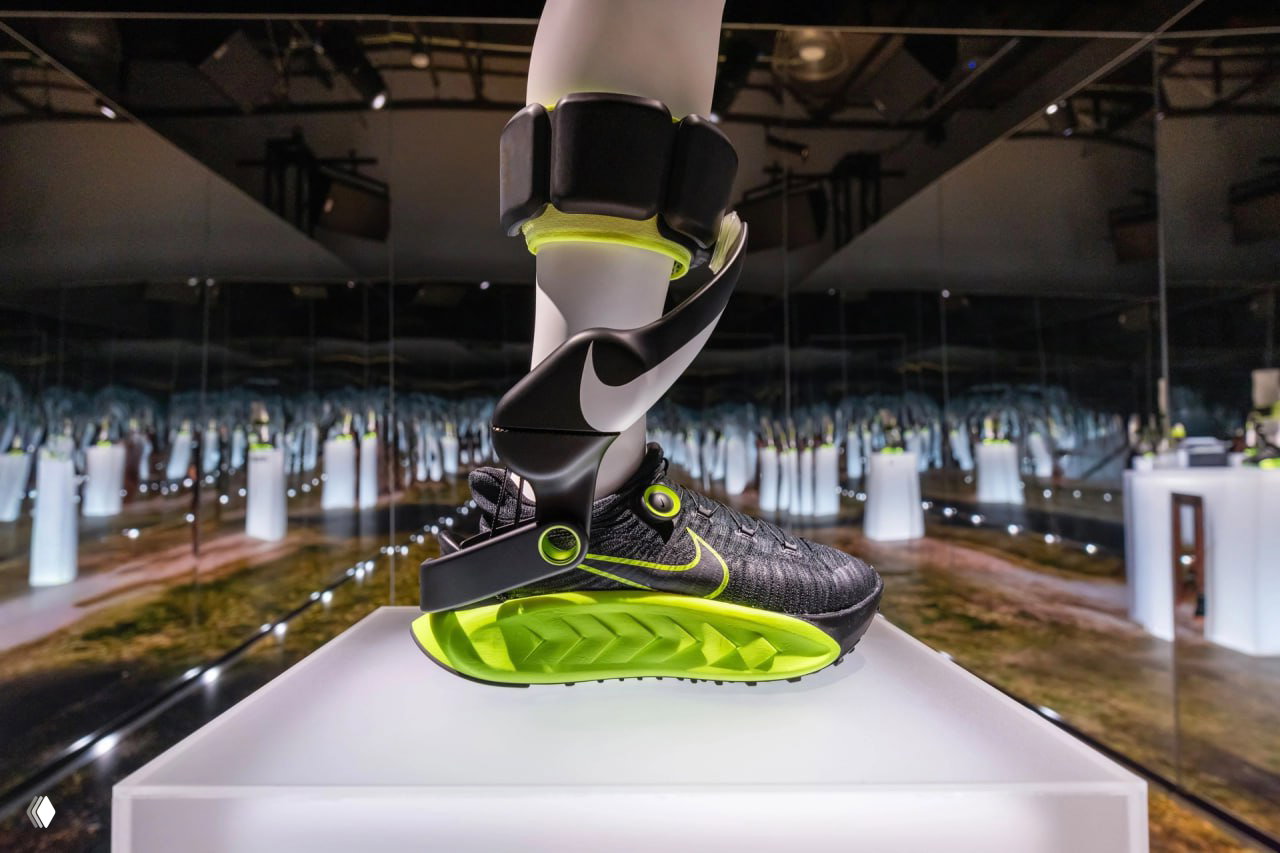 Экспозиция кроссовка Nike Project Amplify на манекене: платформа, ремни вокруг голени и зеркальная инсталляция для демонстрации прототипа.