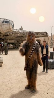 Высокий волосатый гуманоид и человек на фоне пустынной планеты и корабля «Сокол Тысячелетия», кадр с явной отсылкой к космоопере Star Wars.