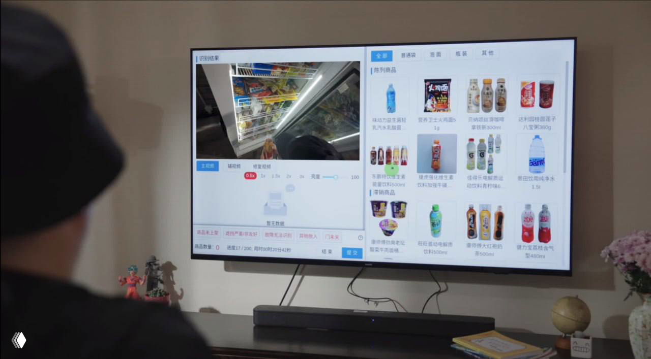 Парализованный китаец управляет роботами силой мысли