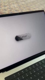 Макет на экране ноутбука: зеркальная округлая кнопка с надписью «Button», сверху видна встроенная веб‑камера