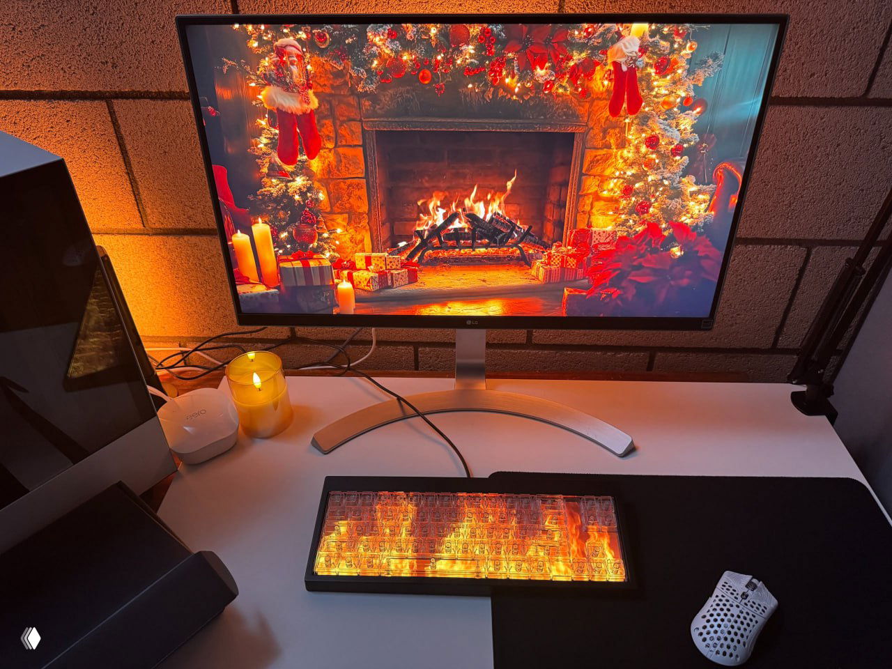 Рабочее место с монитором и клавиатурой Centerpiece, на которой воспроизводится огненная анимация видео-скина; видно расположение клавиш и общий масштаб.