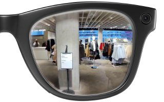 Линза смарт‑очков Ray‑Ban с отражением магазина и людей — визуальная иллюстрация сбора визуальных данных и проблем приватности.