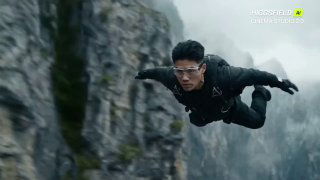 Кадр из демонстрационного ролика Cinema Studio: человек в костюме летит возле обрывистых скал, динамичная кинематографичная сцена демонстрации визуала.