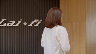 Кадр из ролика проекта «Лай‑фай»: человек у стены с логотипом сервиса на фоне в студийной композиции, промо‑кадр кампании.