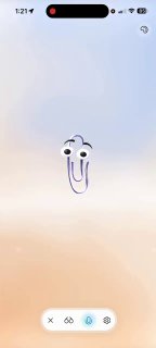 Минималистичное изображение знакомой скрепки Clippy, выполненное в стиле Mico на светлом фоне — экранная пасхалка в приложении Copilot.