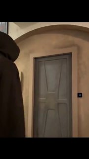 Интерьерная дверь тематического дома «Звёздных войн»; рядом человек в плаще у двери — кадр демонстрирует домашний «корабль» и космическую атмосферу.