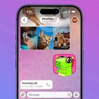 Скриншот интерфейса Telegram: чат с крупным стикером зелёного динозаврика, несколько превью гифок и элементы окна переписки.