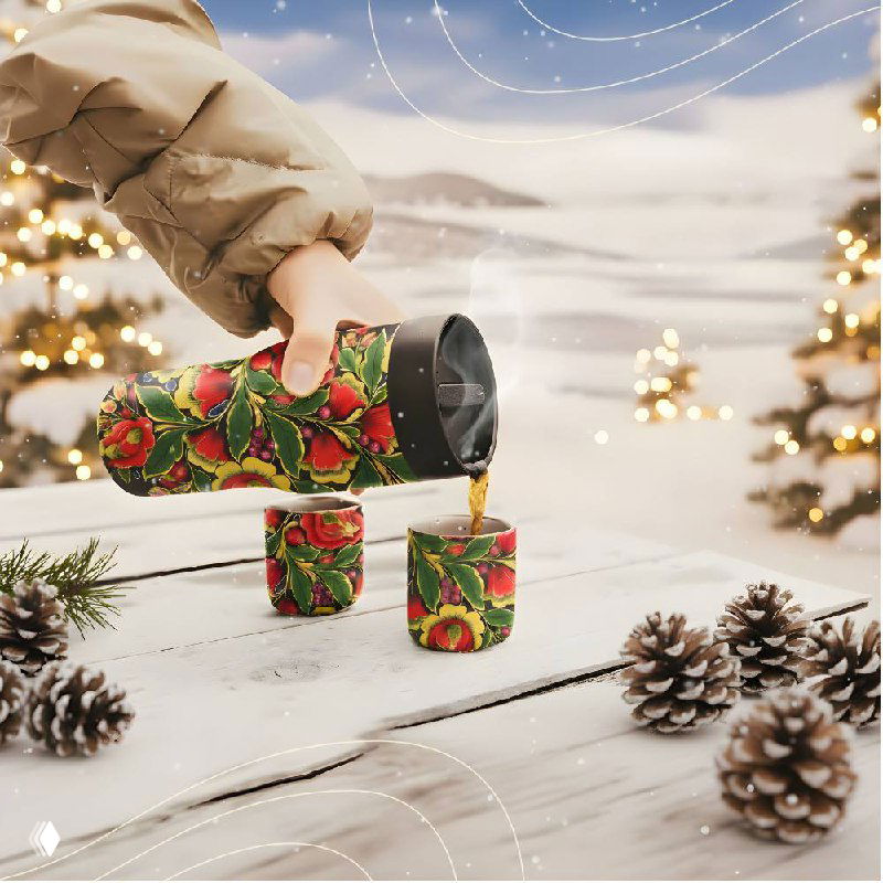 Декоративные элементы и шишки на снежном столе — стилизованный натюрморт, где видны фрагменты розеточного узора росписи