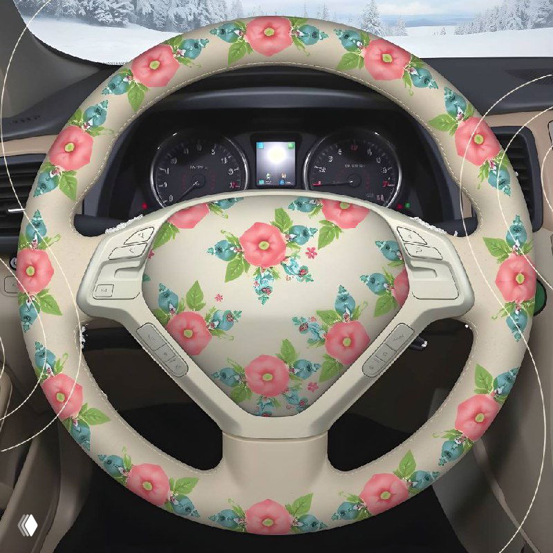Руль автомобиля с декоративным чехлом в розово-зелёные цветочные мотивы уральской росписи, вид водителя на приборную панель и узор.