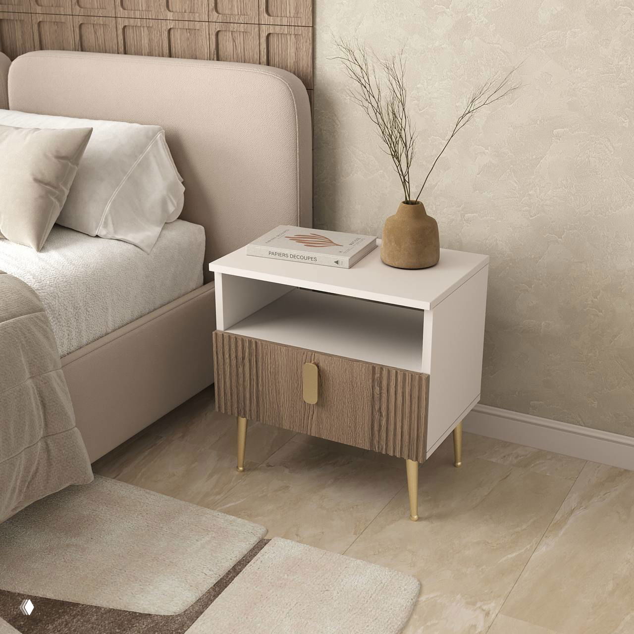 Прикроватная тумба серии ФЛЕТ с фактурным древесным фасадом, золотыми ножками и открытой нишей на фоне кровати и вазы.
