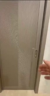 Короткое видеопревью: демонстрация хода створки раздвижной двери и встроенной ручки при открывании/закрывании.