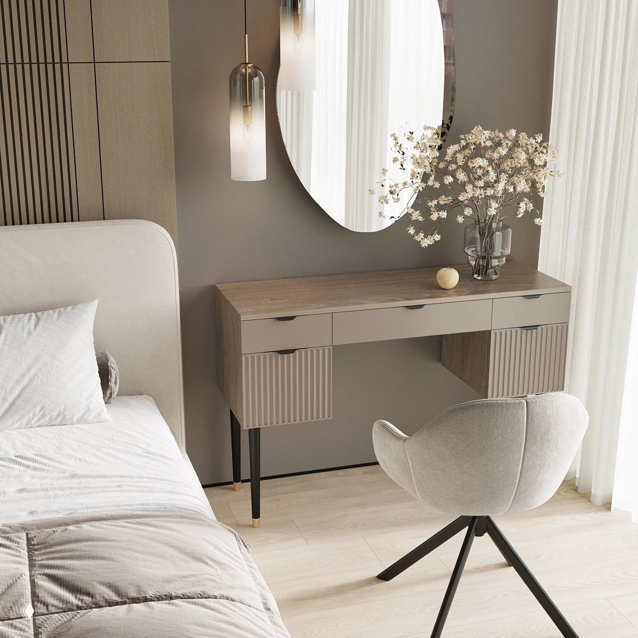 Туалетный столик серии НЕО с рифлёными фасадами и столешницей Дуб Верцаска, цвет Тоффи, в спальне с круглым зеркалом и креслом.