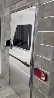 Фото установленной белой межкомнатной двери в бетонном проёме крупным планом; видно полотно, дверную ручку, замок и отделку стены из блоков — монтаж и стиль помещения.