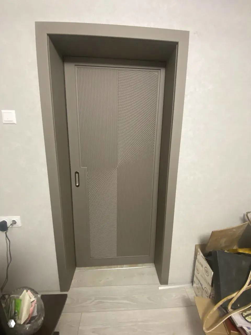 Фотография готовой раздвижной двери модели УНИКА 5 в цвете ПЭТ Тоффи, дверь в закрытом положении в интерьерном проёме.