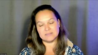 Кадр из онлайн-эфира: женщина смотрит в камеру на нейтральном фоне, мягкое освещение — фрагмент эфира о методике Вима Хофа