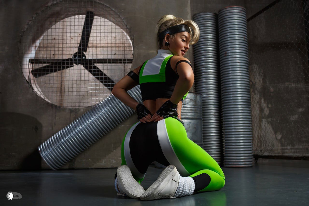 Два кадра косплеера в образе Сони Блейд: вид сзади и фас, демонстрация деталей костюма и аксессуаров в антураже склада.