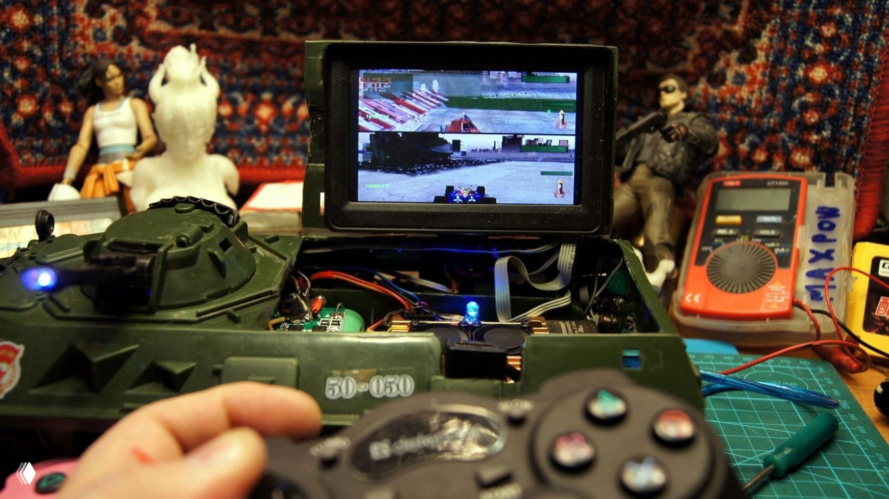 Ретро-игровой комбайн в корпусе игрушечного БТР