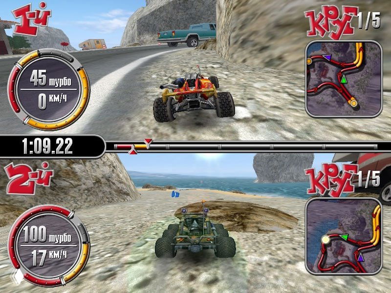 Двойной скриншот разделённого экрана «Недетские гонки»: два багги соревнуются на прибрежной дороге, видны показатели скорости и времени.