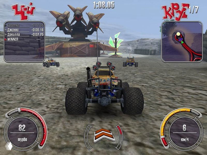 Геймплей «Недетские гонки»: багги едет по ровной открытой местности, на заднем плане другие машины и элементы окружения, HUD показан крупно.