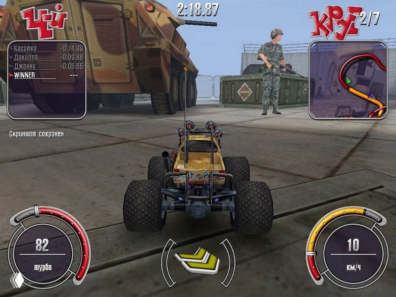 Ещё один кадр геймплея «Недетские гонки»: багги движется по трассе рядом с военной техникой, видны спидометр, мини-карта и таймер на экране.