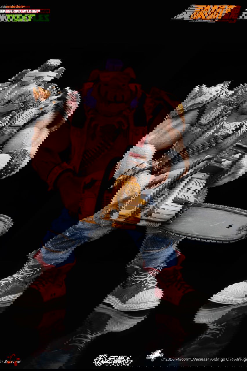 Крупный план фигурки Бибопа с бензопилой в руках: детализированная скульптура, краш-эффекты на коже, ремни и потертые джинсы видны на тёмном фоне, фото для обзора коллекционного экземпляра.