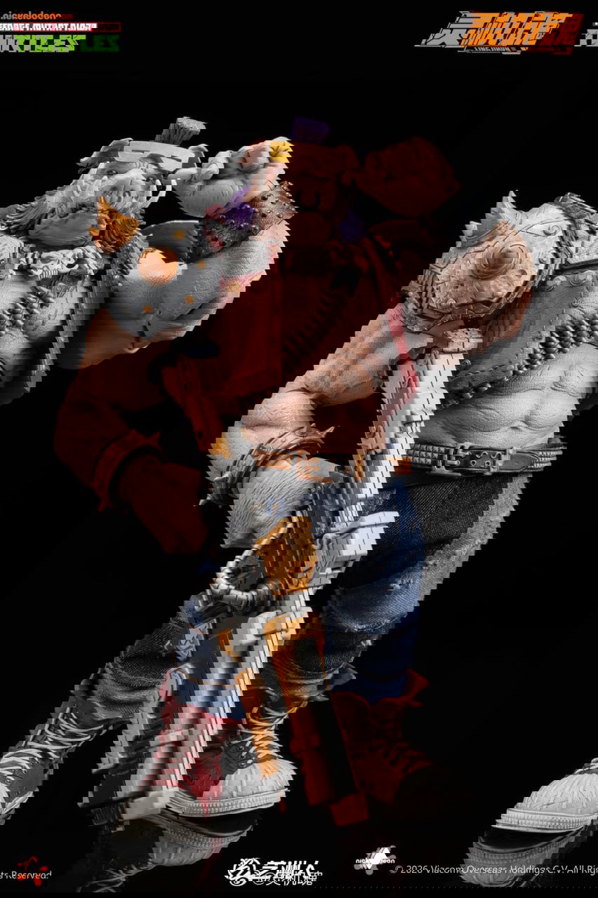 Ракурс в полный рост: фигурка Бибопа 1/12 с крупным огнестрельным оружием и фиолетовой прической, массивные кеды и потертые джинсы на отражающей поверхности, демонстрация поз и пропорций.