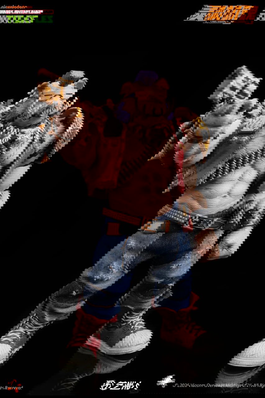 Фигурка Бибопа в боевой позе с пистолетом в руке, вид спереди: мускулистая анатомия, браслеты со шипами и текстуры одежды хорошо просматриваются на чёрном фоне, фото для коллекционеров и обзоров.