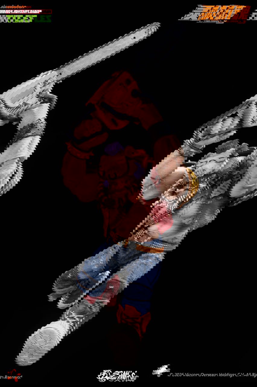 Динамичная композиция с поднятой бензопилой: фигурка Бибопа в прыжковой позе, видно складки джинсов, пояс и изношенные кеды — демонстрация подвижности и набора аксессуаров для фотосъёмки коллекции.