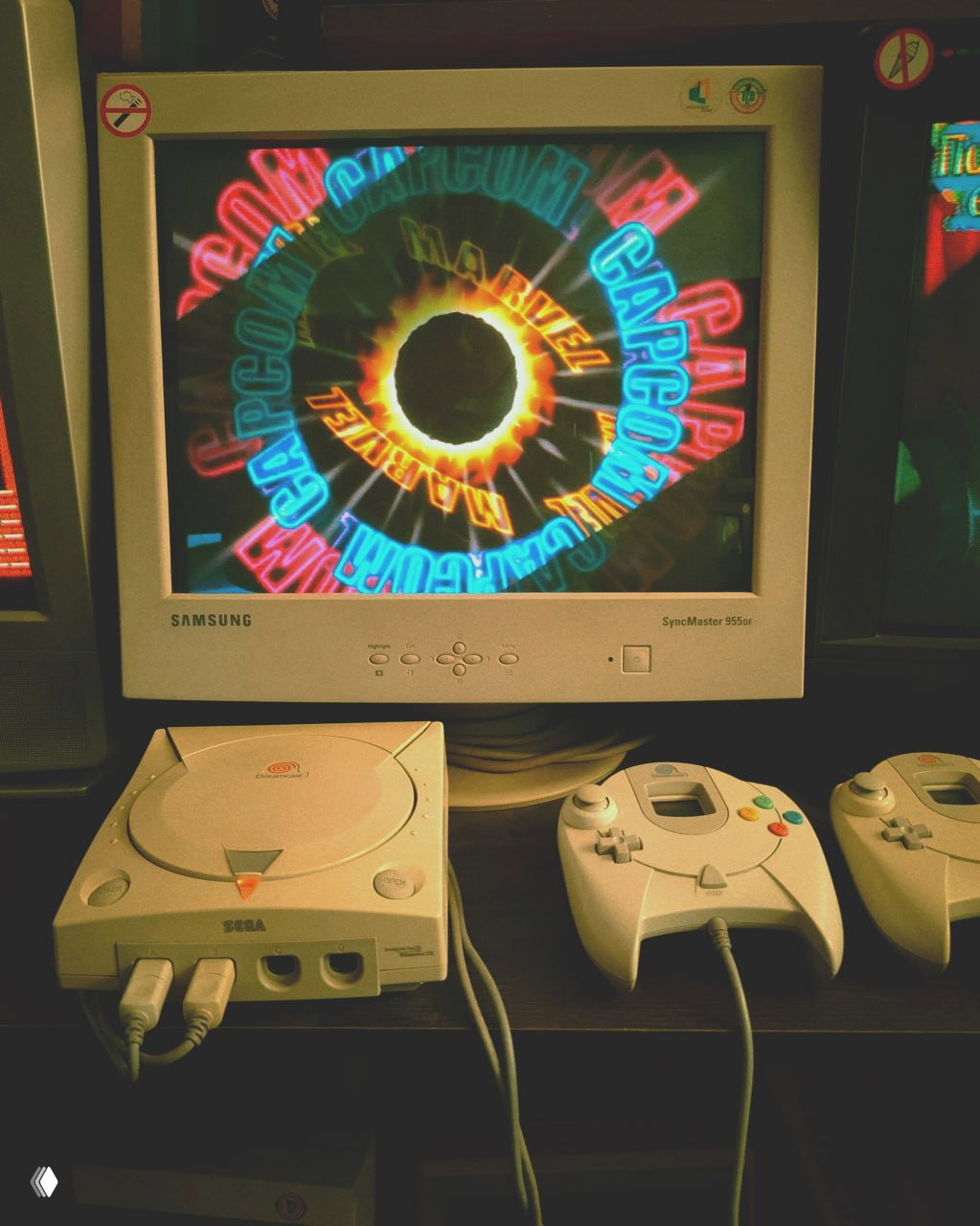 Зал музея с несколькими рабочими местами: CRT-телевизоры, подключённые приставки, стулья и столы для посетителей, играющих на месте.