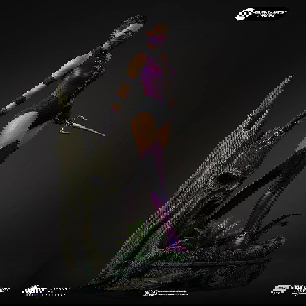 Фронтальный вид фигуры Милины в фиолетовом костюме с двумя сайями в руках, видно основание диорамы с корягой и растительностью.