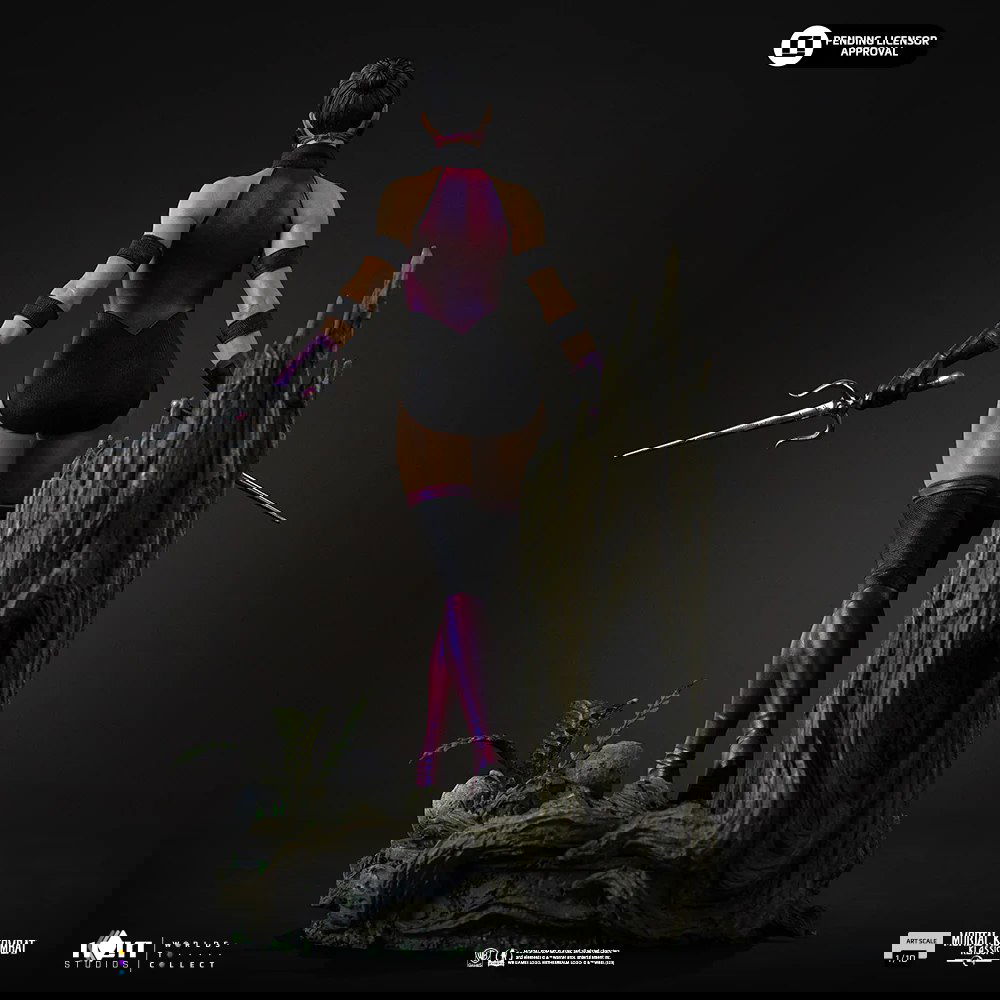 Вид сзади на статуэтку Милины: просматриваются детали костюма, ботфортов и текстуры основания диорамы с корягой и скелетом.