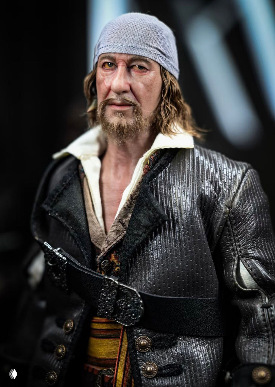 Макросъёмка лица фигурки Барбоссы без шляпы: выражение лица, прорисовка кожи и бороды, реалистичные детали глаз и складок — художественная лепка миниатюры.