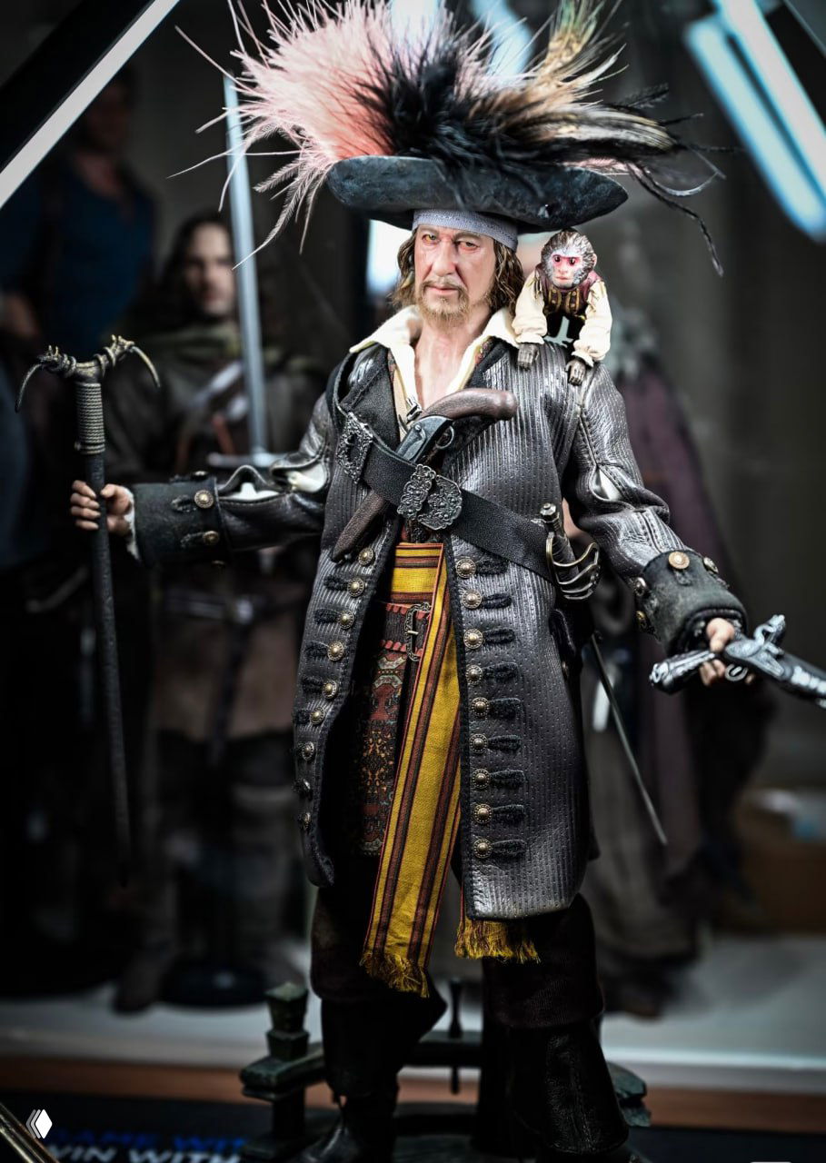 Полнотелая фотография фигурки Гектора Барбоссы в антураже: полный костюм, пояс, оружие и обезьянка на плече, поза и композиция демонстрируют масштабы изделия.