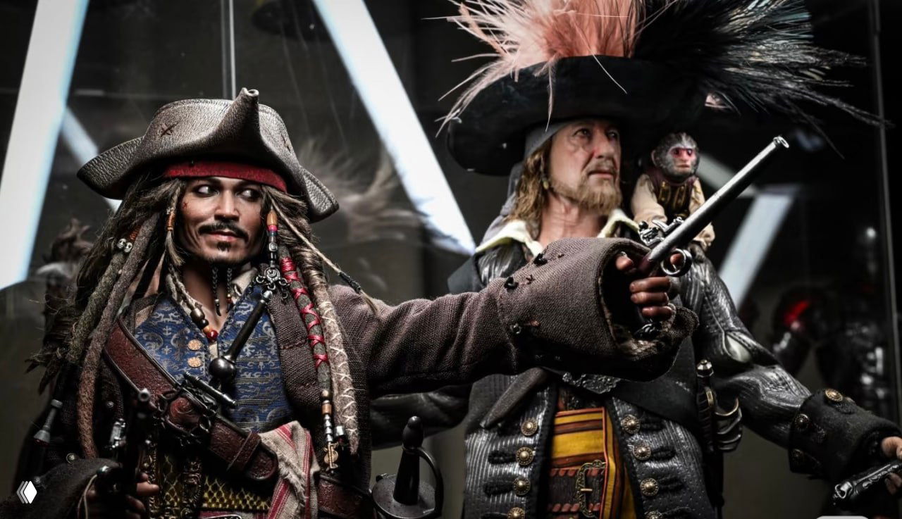 Широкий кадр экспозиции: Барбосса вместе с другими пиратскими фигурками, динамичная композиция витрины и игра света на материалах одежды и металле.