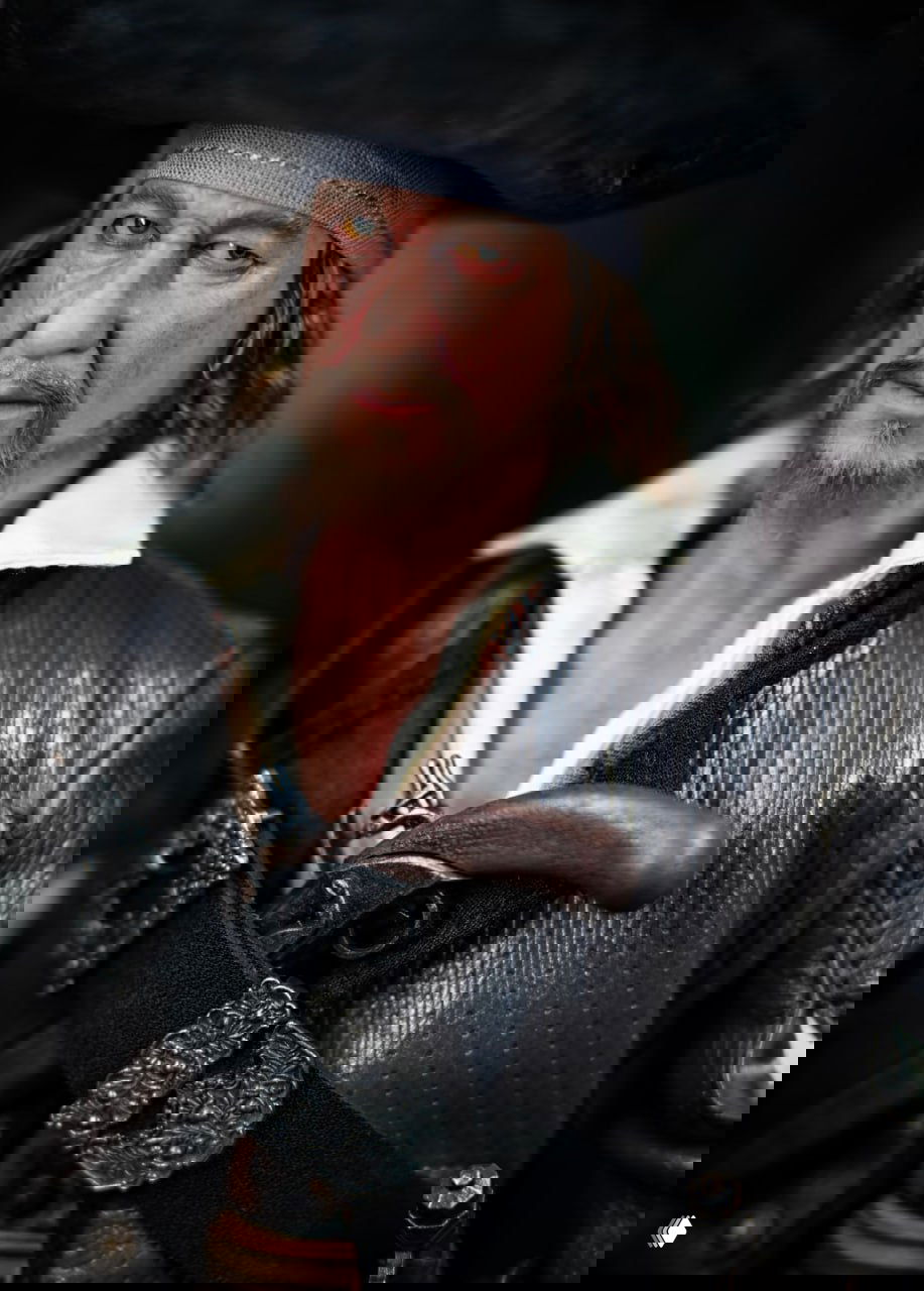 Очень близкий портрет лица Барбоссы в фас с выраженной текстурой кожи, шрамами и подробной прорисовкой глаз, демонстрирующий качество покраски и модельной работы.