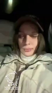 Превью видео: крупный план человека в кепке внутри салона автомобиля при слабом освещении, разговорное видео-превью, без идентифицирующих подписей.