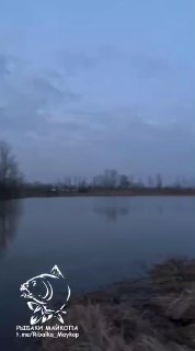 Панорамный кадр Утятника вечером/рассветом: спокойная вода, редкие деревья на горизонте и белый логотип «РЫБАКИ МАЙКОПА» в кадре.