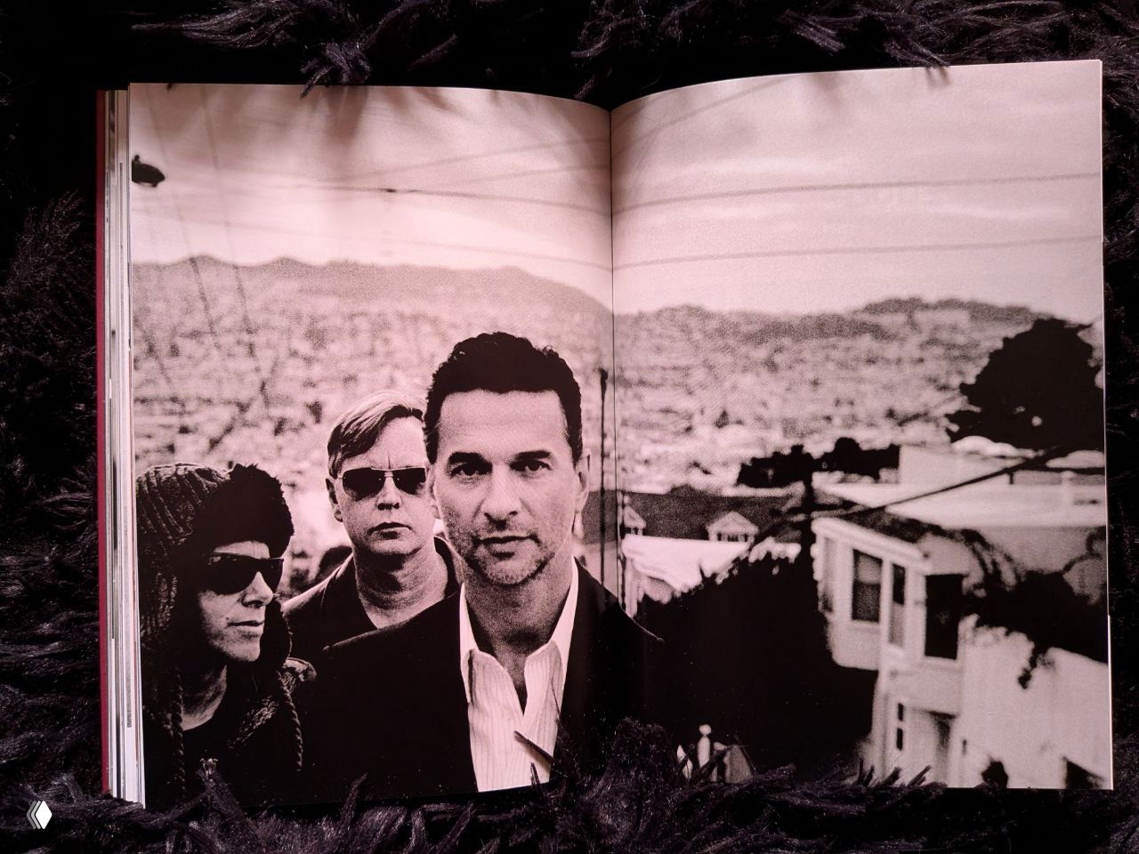 Разворот с репетиционными кадрами: музыканты в студии, клавишные и сцены работы над треками, документальный снимок студийного процесса и взаимодействия.