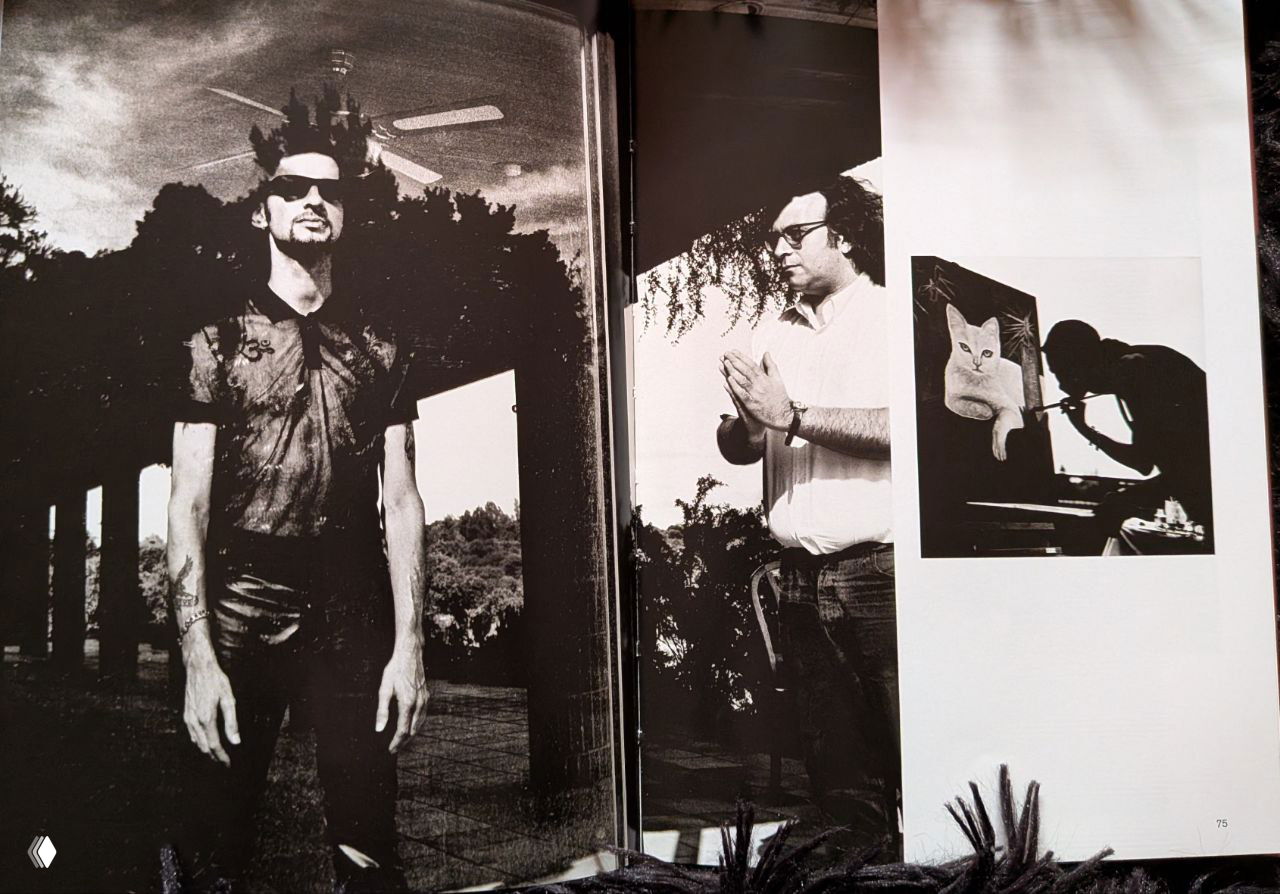 Разворот с чёрно-белыми кадрами: портреты и документальные сцены с участниками группы, сильный контраст света и тени в зернистой печати.