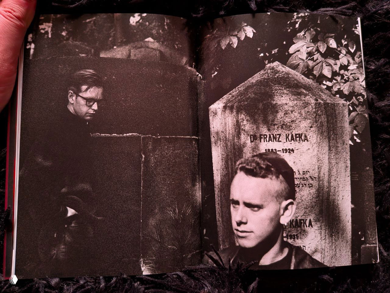 Чёрно-белый разворот с портретами и репетиционными кадрами: сцены из студии и сценические портреты, налёт архивной эстетики и зернистость бумаги.