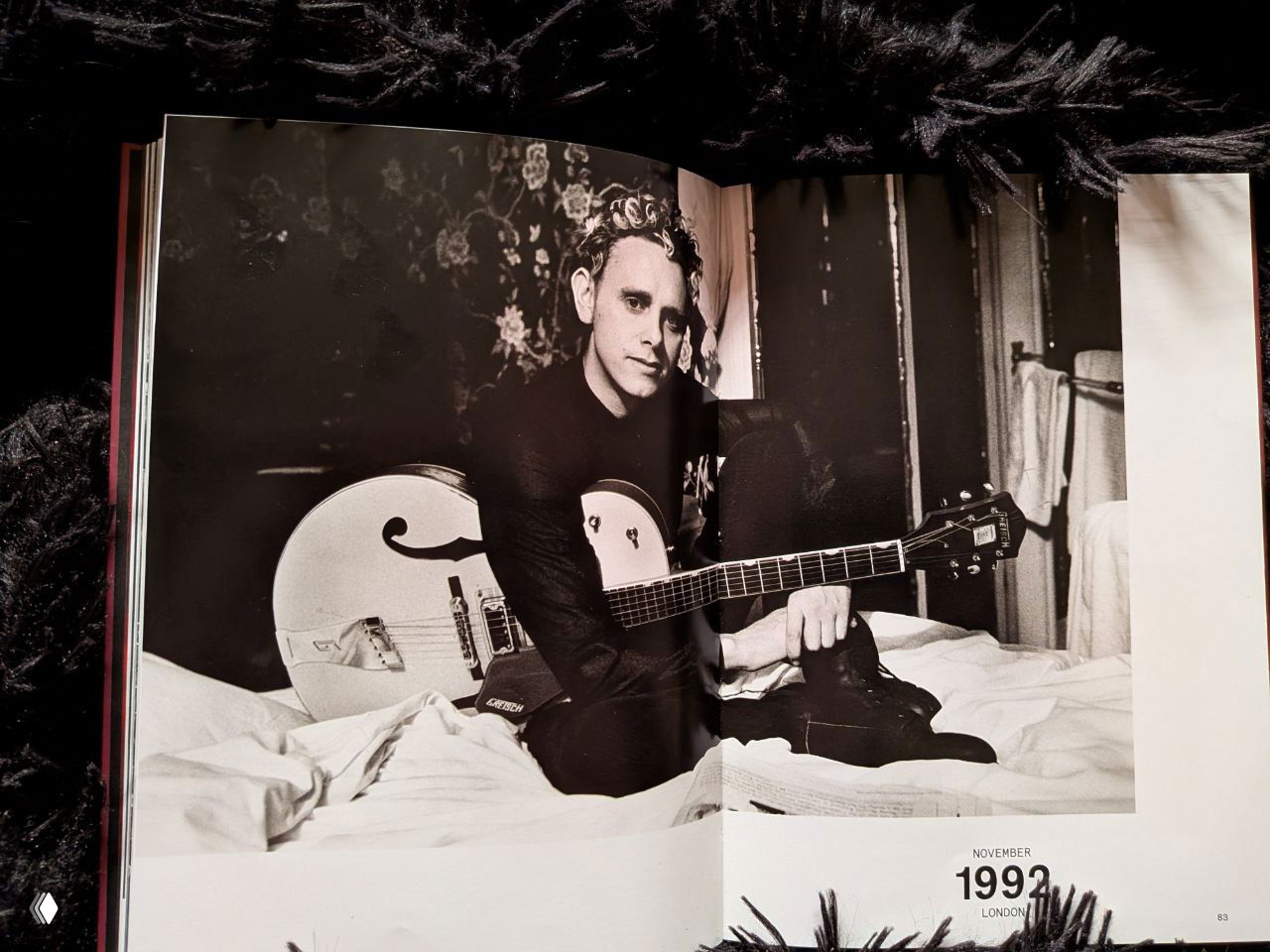 Групповой портрет в чёрно‑белом: четыре музыканта в студийной постановке, интенсивное контрастное освещение и минималистичная композиция, классический портретный формат.