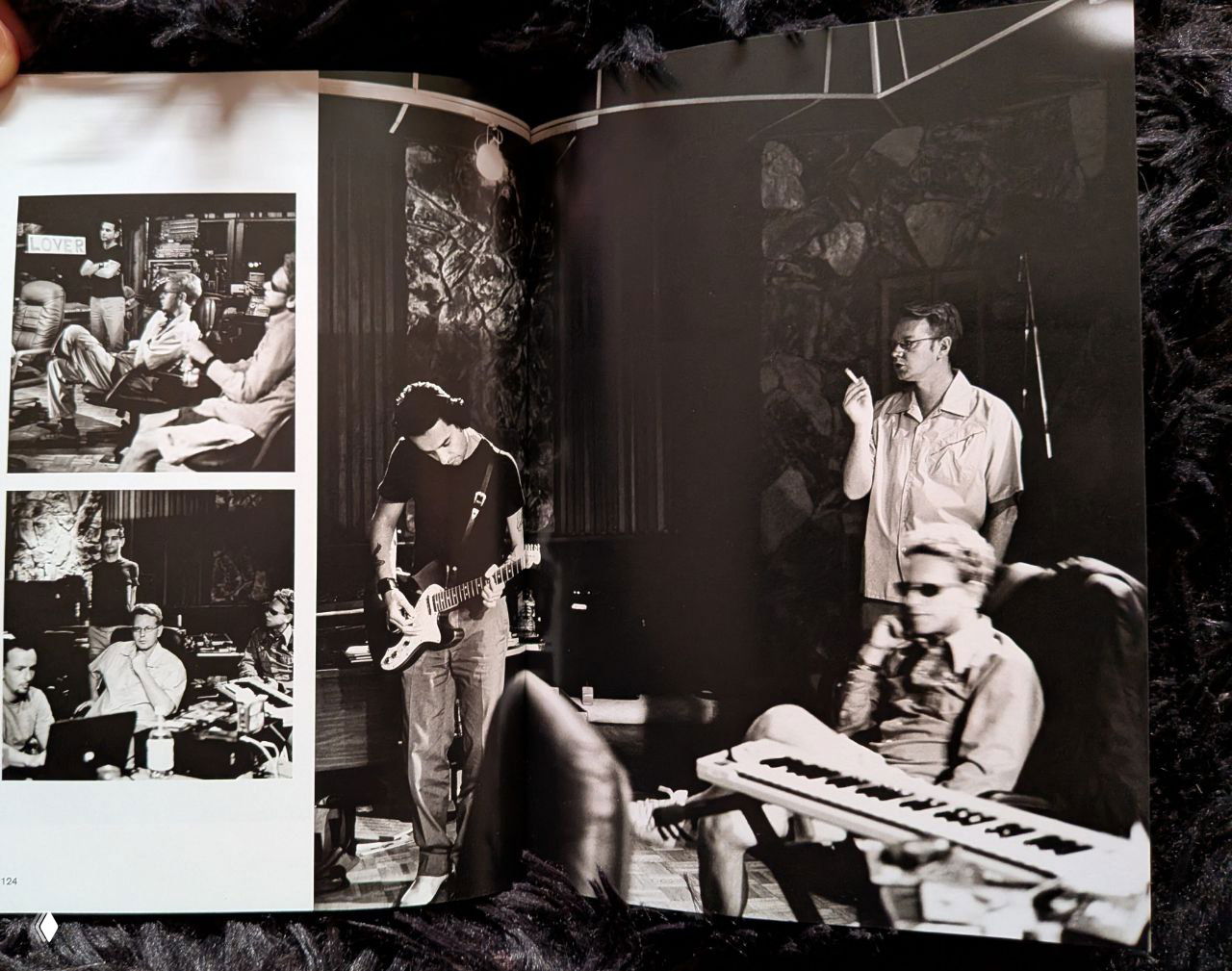 Разворот с интимным портретом музыканта на кровати с гитарой, чёрно‑белый портрет 1992 года в теплой, камерной обстановке и ретро-атмосфере.