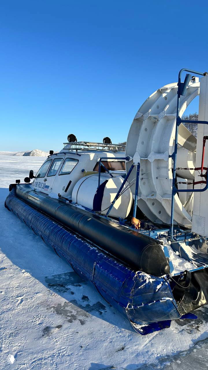 «Судно-воздушная подушка» на льду Байкала, парковка на замёрзшей поверхности и синий ясный день — техника и природа в одном кадре.