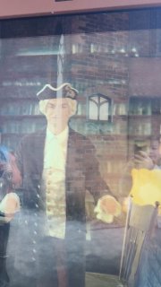 Манекен в костюме XVIII века, изображающий Иммануила Канта, виден через витрину музея на острове Канта в Калининграде.