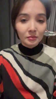 Крупный план автора в вертикальном видео: женщина в свитере сидит в интерьере турецкого ресторана, кадр сделан год назад в Казани.