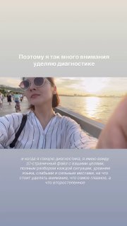 Селфи автора на фоне заката над водой: солнце низко, тёплые оттенки, очки, текст о алгоритме действий и вероятности результата.