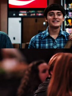 Кадр с подростком в клетчатой рубашке и толпой сверстников, фрагмент, иллюстрирующий архетипы подростковой группы героев в сериале.