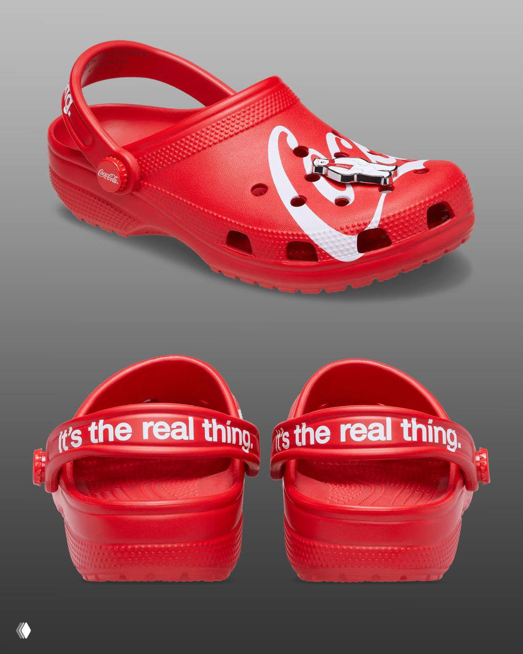 Клогги Coca‑Cola красного цвета в профильном ракурсе: видна боковая часть обуви, ремешок с брендингом и текстура материала на сером фоне.