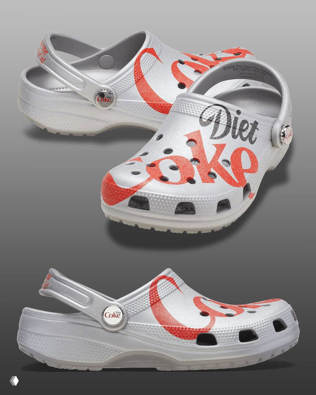Клогги Coca‑Cola сверху: обе туфли в кадре, крупным планом нанесённый логотип и джиббитсы — белый мишка и значок‑бутылка на носке.