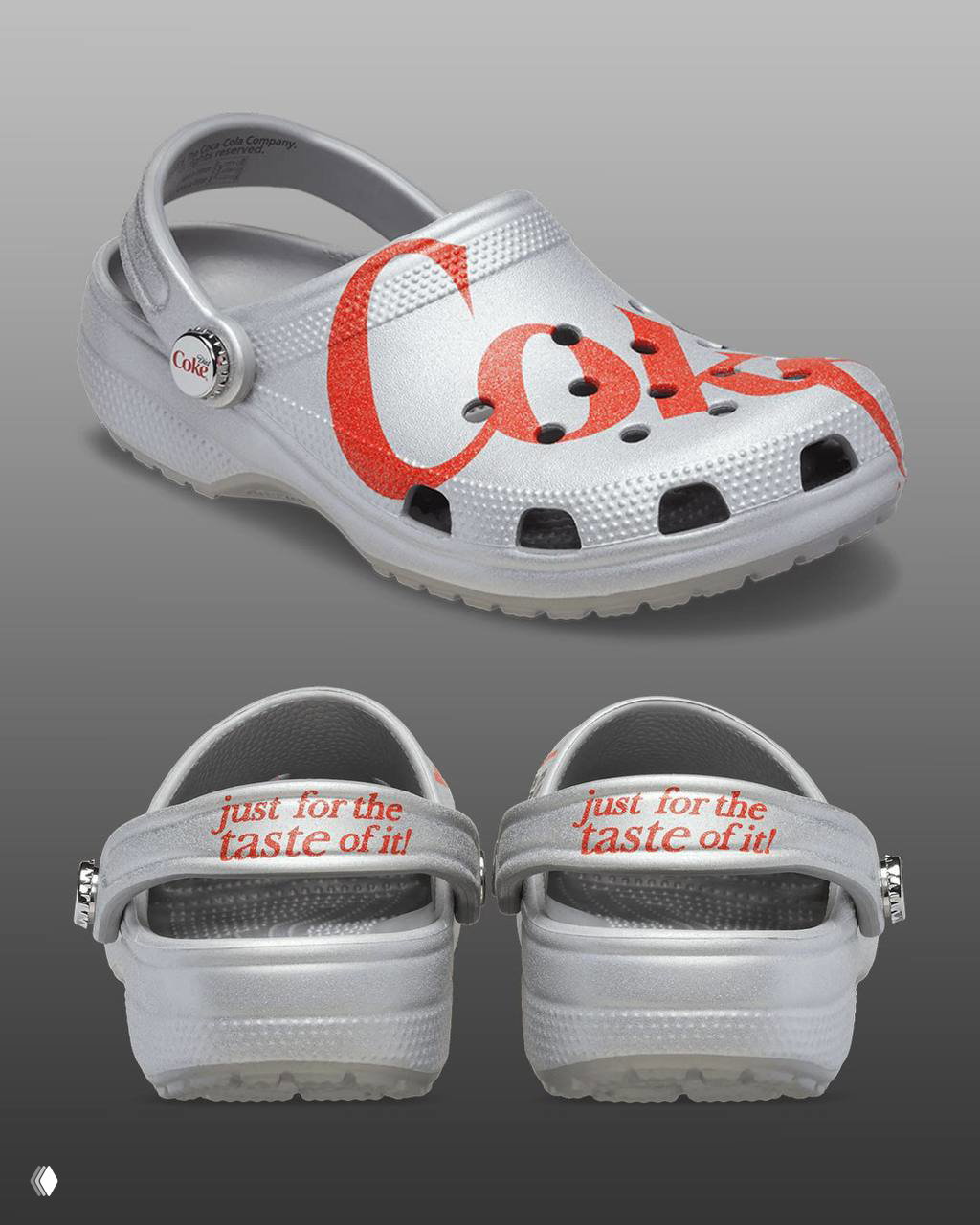 Серебристые клогги в коллаборации Coca‑Cola x Crocs в ракурсе: виден принт Diet Coke крупными буквами и боковой значок с логотипом Coke.